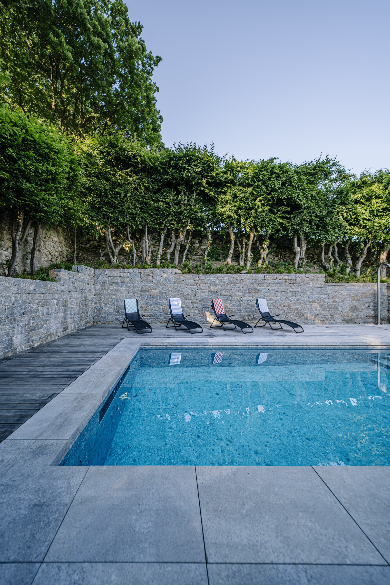 Projekt Naturstein — sanierter Pool