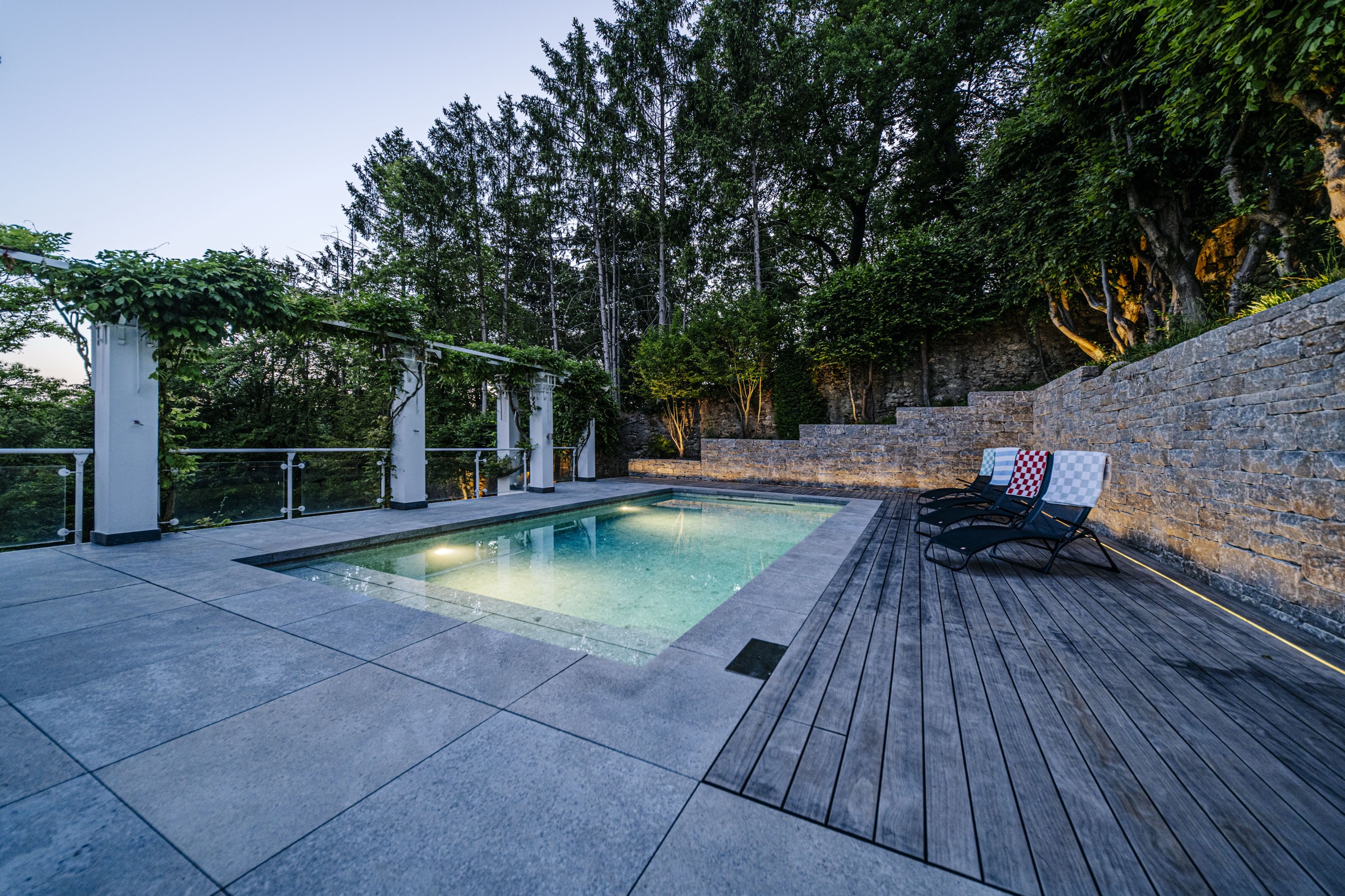 Nachher — fertiger Pool am Abend