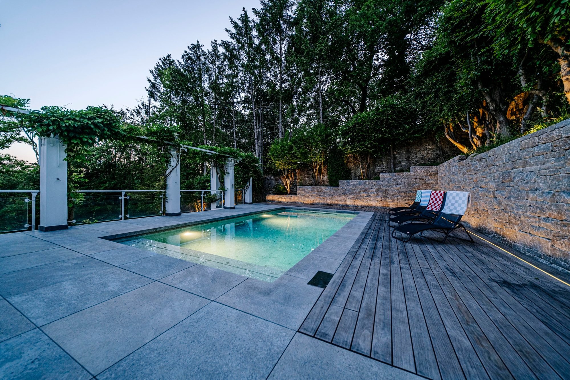 Nachher — fertiger Pool am Abend