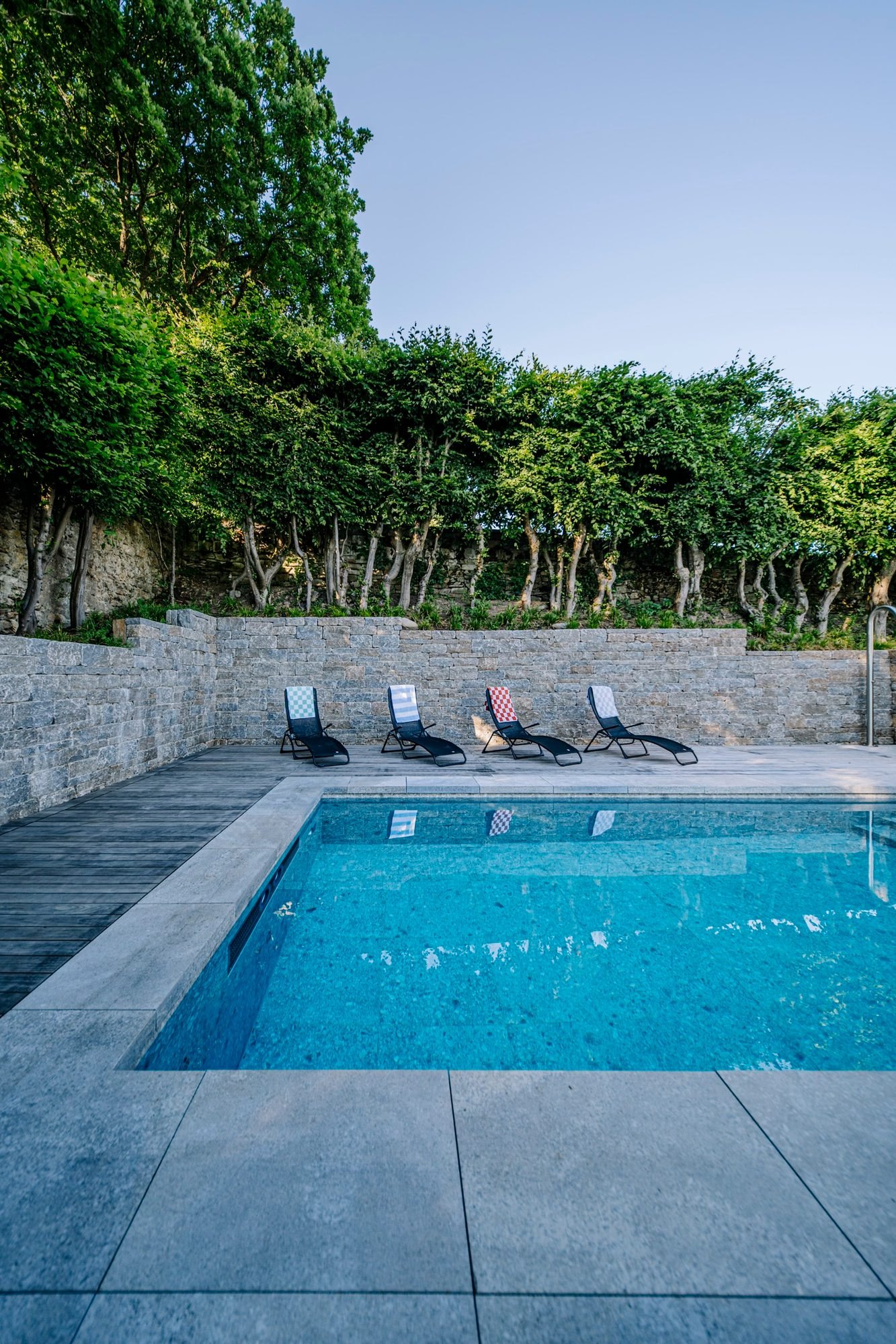 Projekt Naturstein — sanierter Pool