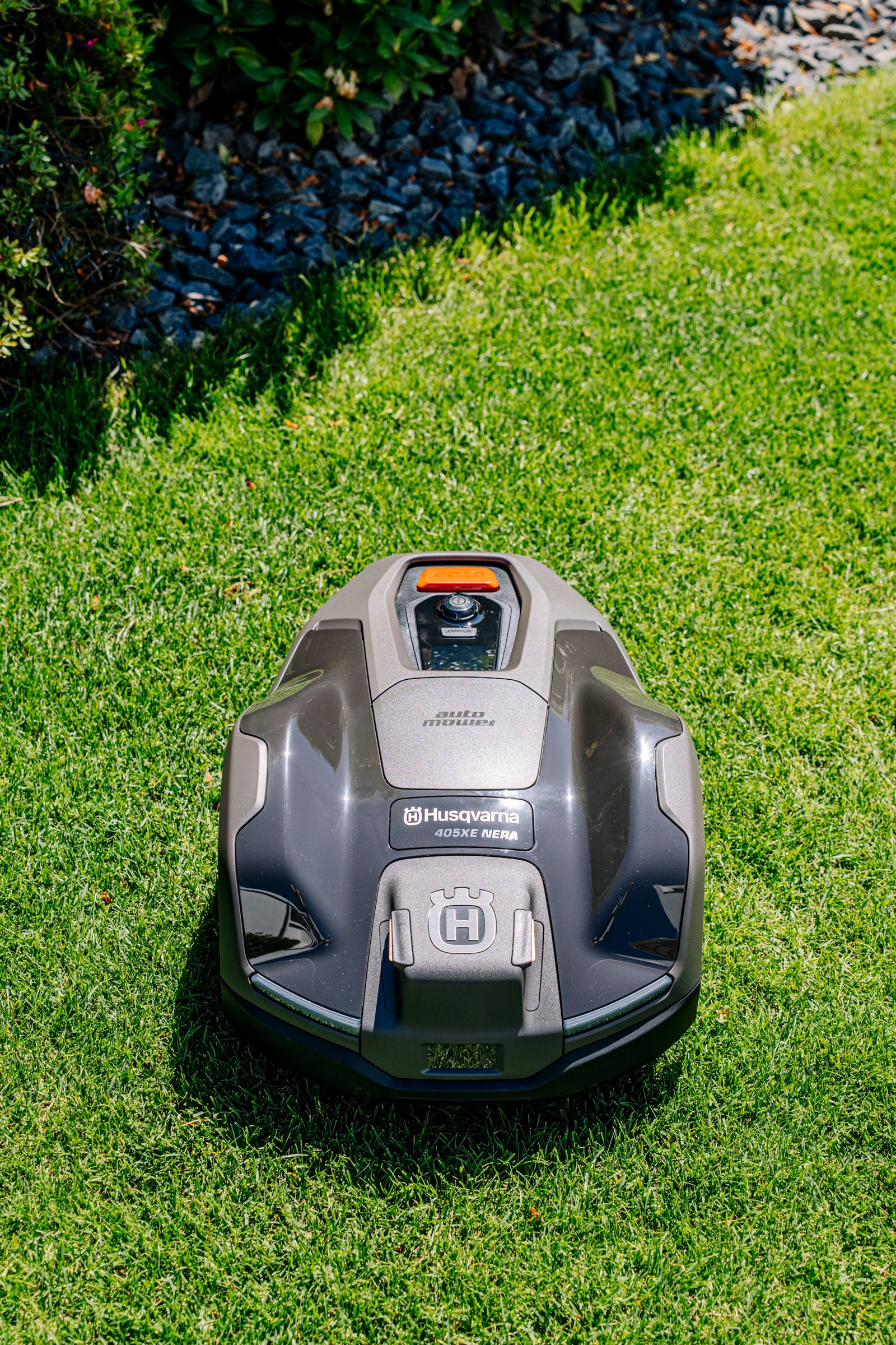 Rasenroboter im Hausgarten — gepflegte Rasenfläche