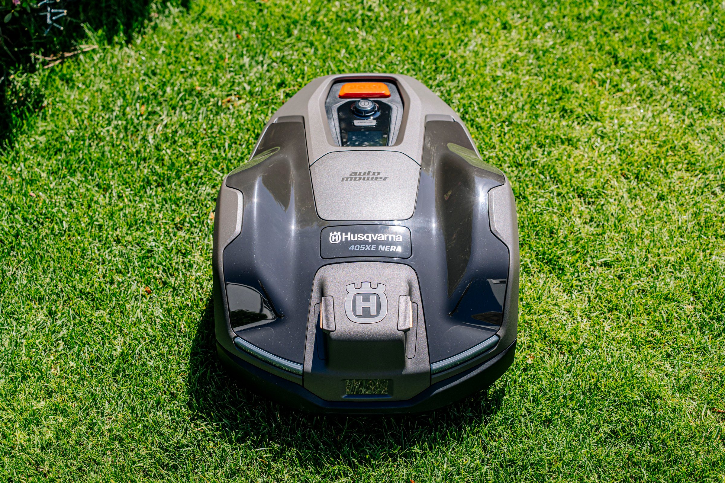 Rasenroboter — gepflegte Rasenfläche im Garten